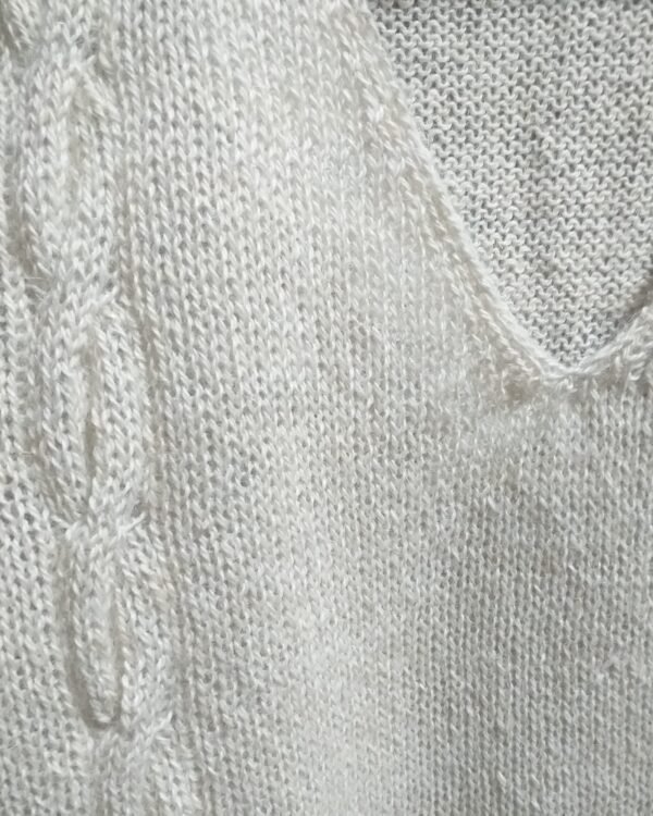 Pullover ultrafino de alpaca natura, cuello V, liviano. Atras