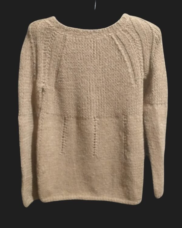 pullover con mangas ranglan, elaborado con alpacana natural en un elegante color marrón castaño