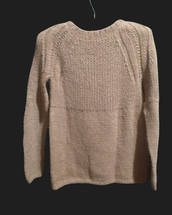 pullover con mangas ranglan, elaborado con alpaca natural en un elegante color marrón castaño