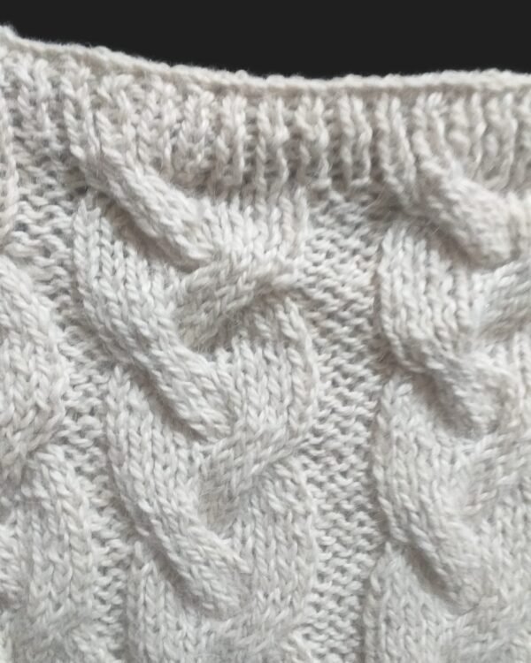 Pullover cuello bote, de alpaca natural. detalle