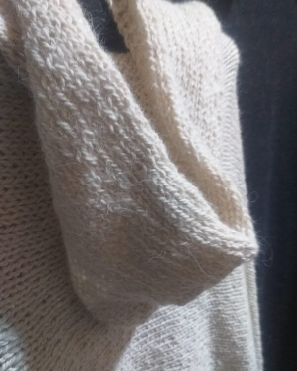 detalle de capucha Ponchillo corto de alpaca con ochos y capucha. Alpaca auténtica , sedosa, suave con gran caida.