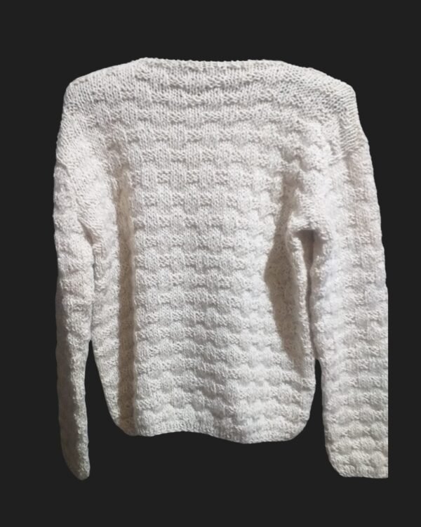 Pullover punto canastito, en alpaca natural. Cuello redondo de atras