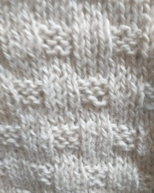 Pullover punto canastito, en alpaca natural. Cuello redondo detalle de punto