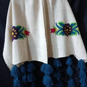chal o pie de cama tejido y bordado a mano